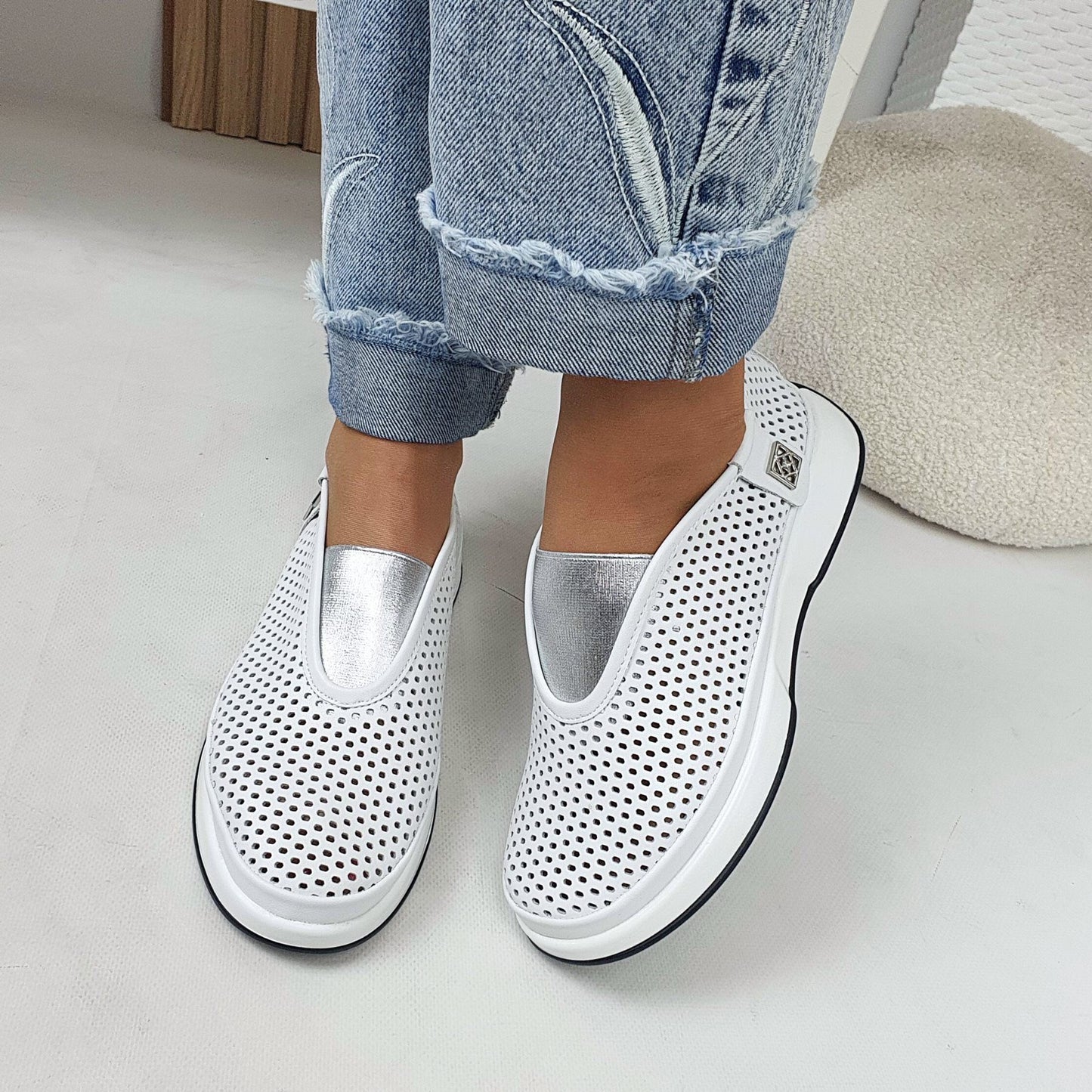 Women's smooth leather low shoes
