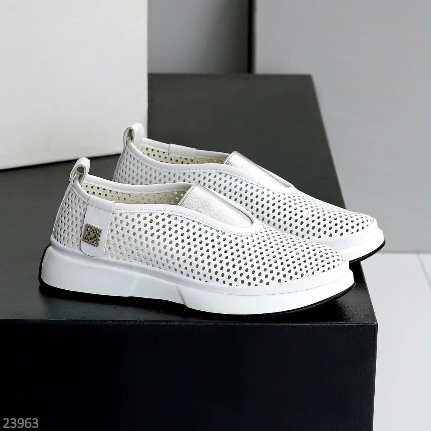 Women's smooth leather low shoes