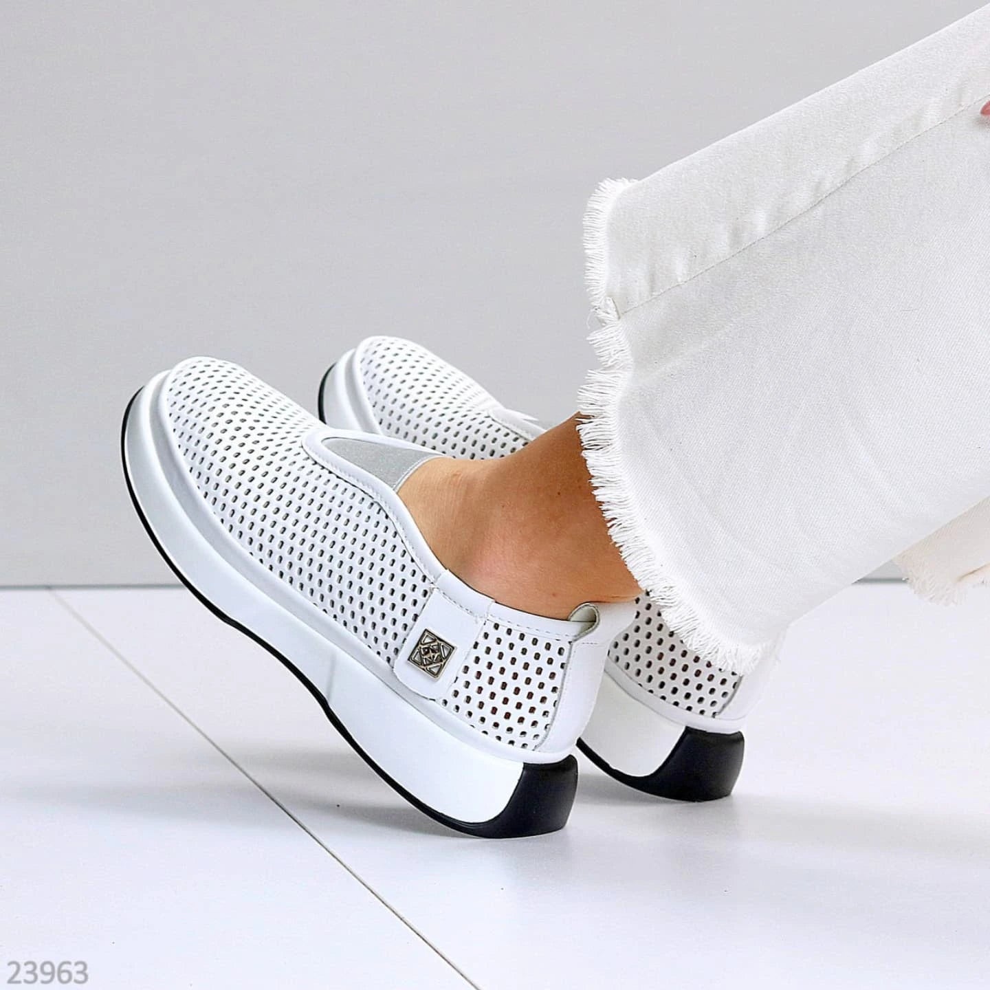 Women's smooth leather low shoes