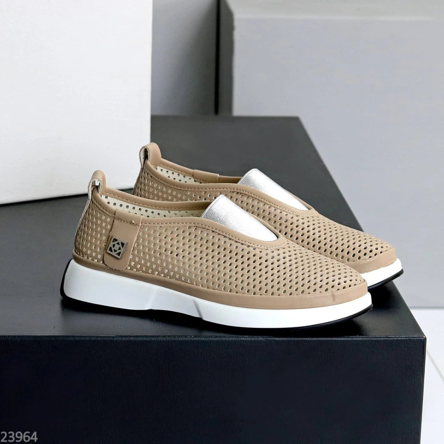 Women's smooth leather low shoes
