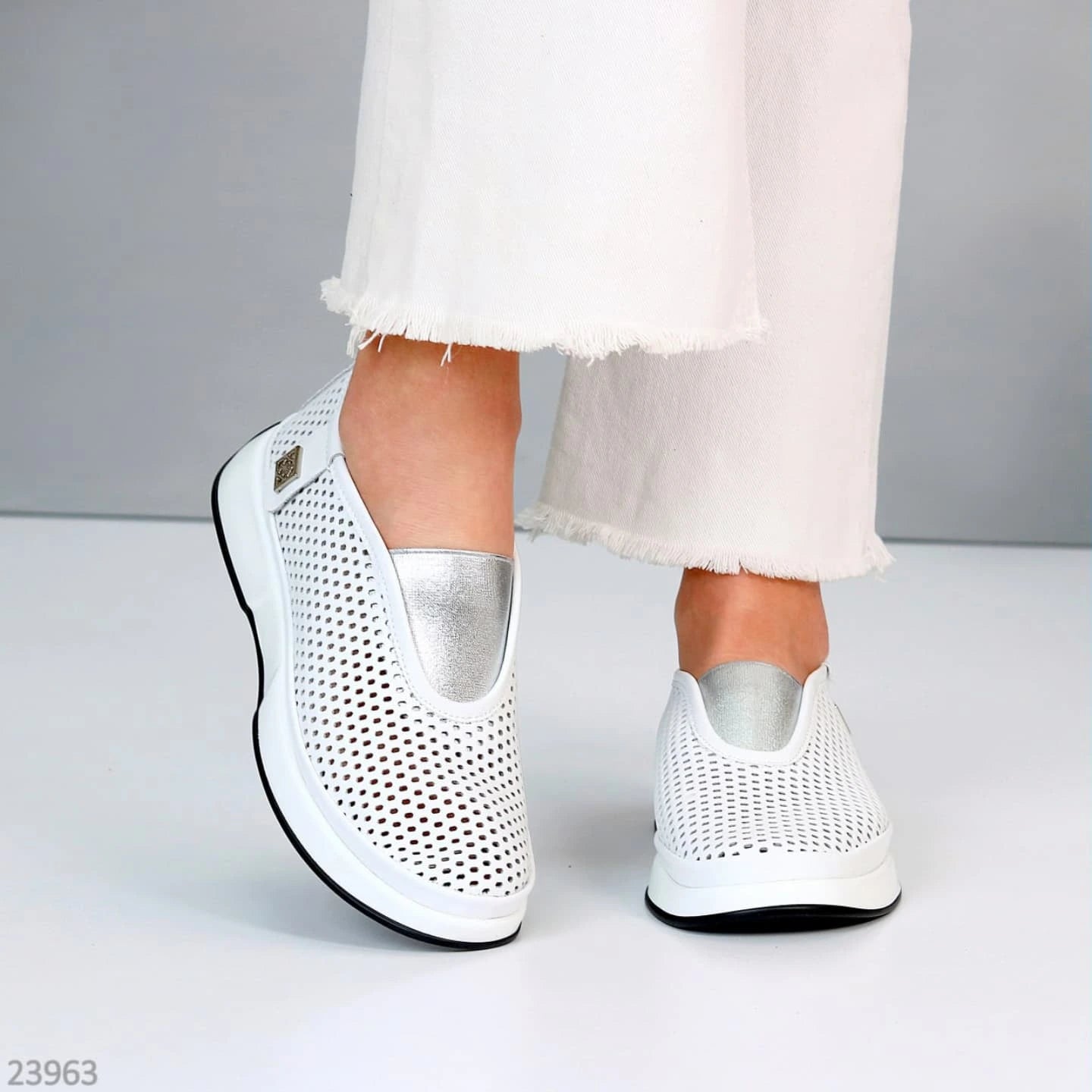 Women's smooth leather low shoes