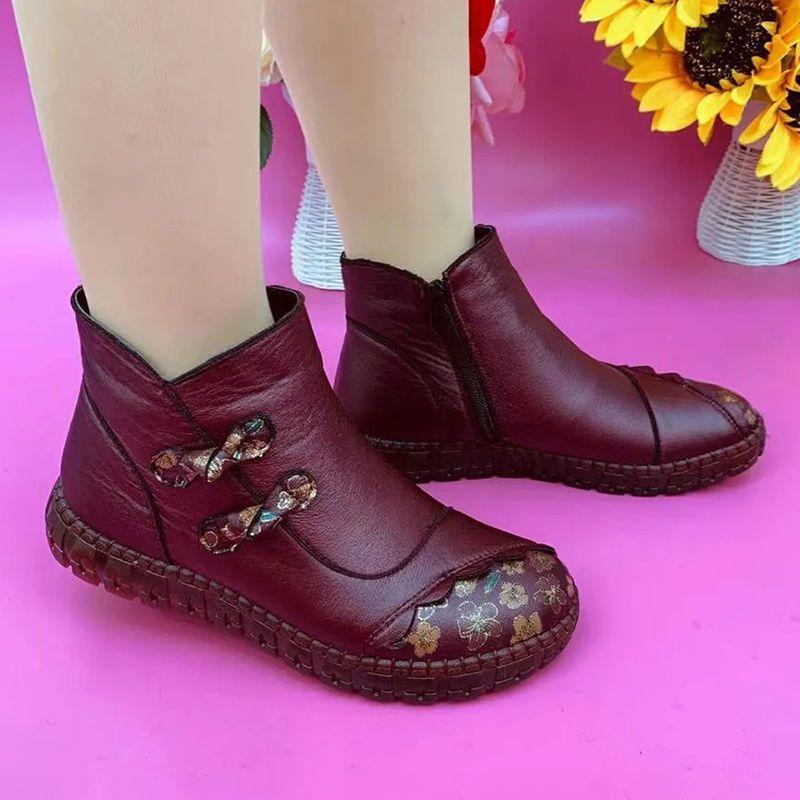 Non-slip, flat-soled boots