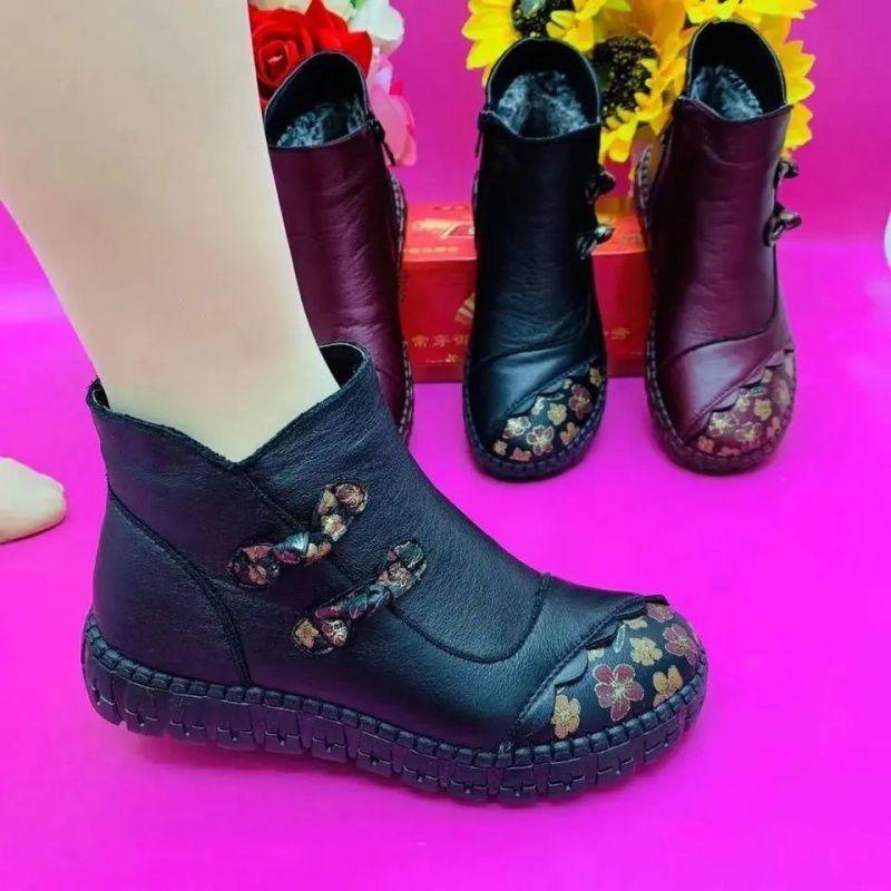 Non-slip, flat-soled boots