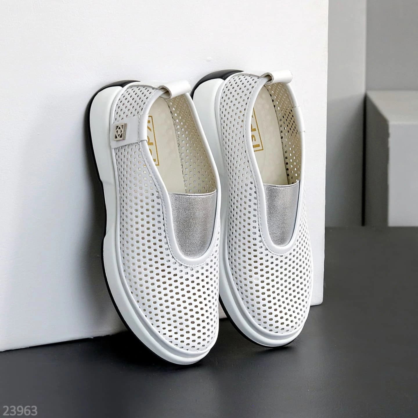 Women's smooth leather low shoes