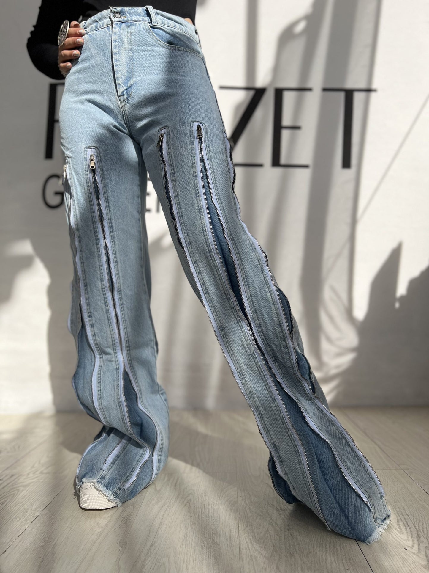 Multi-zip statement jeans