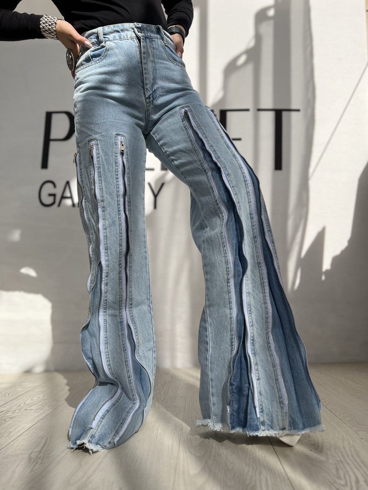 Multi-zip statement jeans