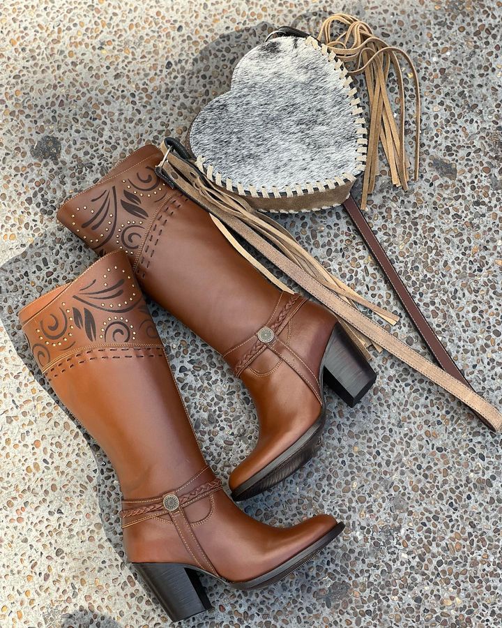 Italian cowhide hand-embroidered boots