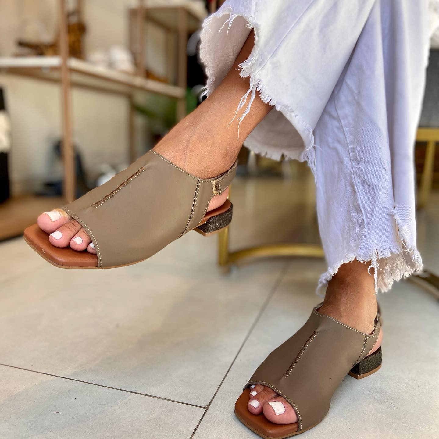 Low heeled wide cowhide elastic sandals