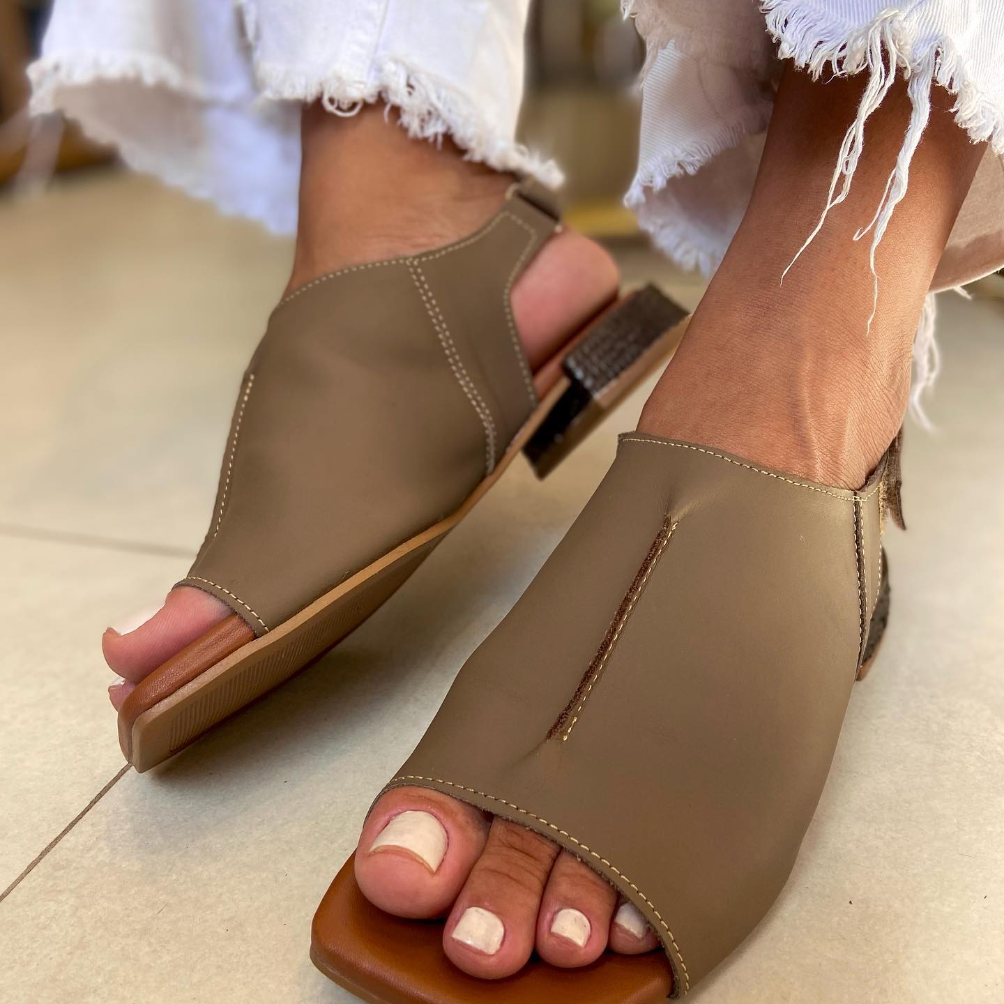 Low heeled wide cowhide elastic sandals